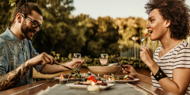 Amigos comendo juntos 