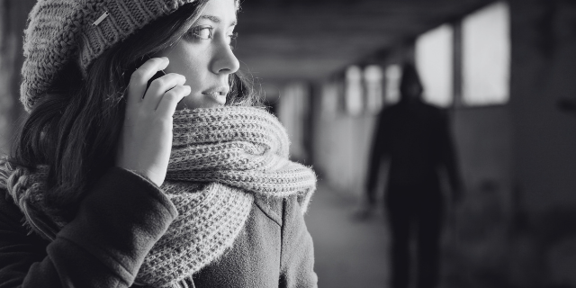 Mulher sendo perseguida