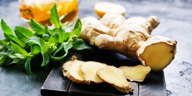 Tábua com maço de hortelã com gengibre