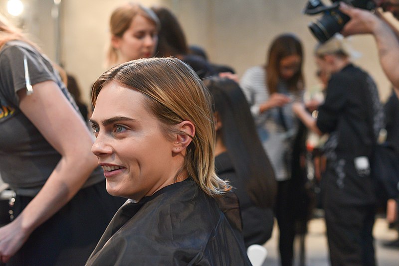 Cara Delevingne em um desfile da marca Prada