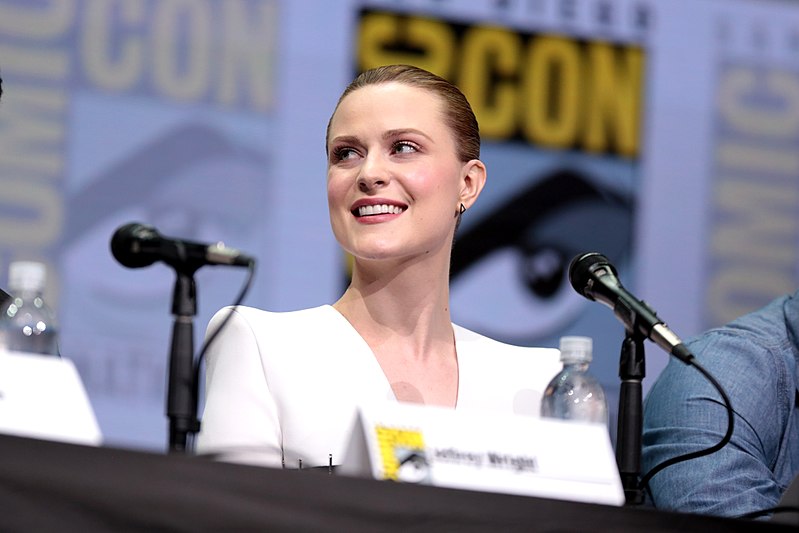 Evan Rachel Wood falando na Comic Con de San Diego