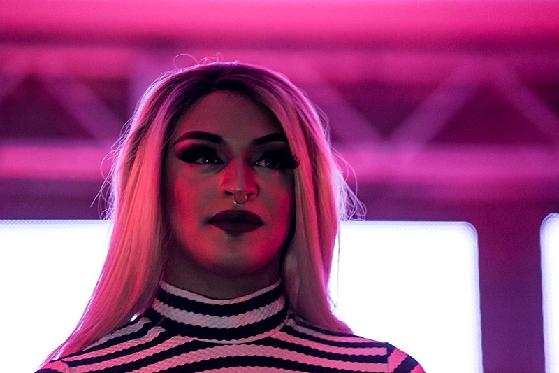 Pabllo Vittar cantando em Brasília