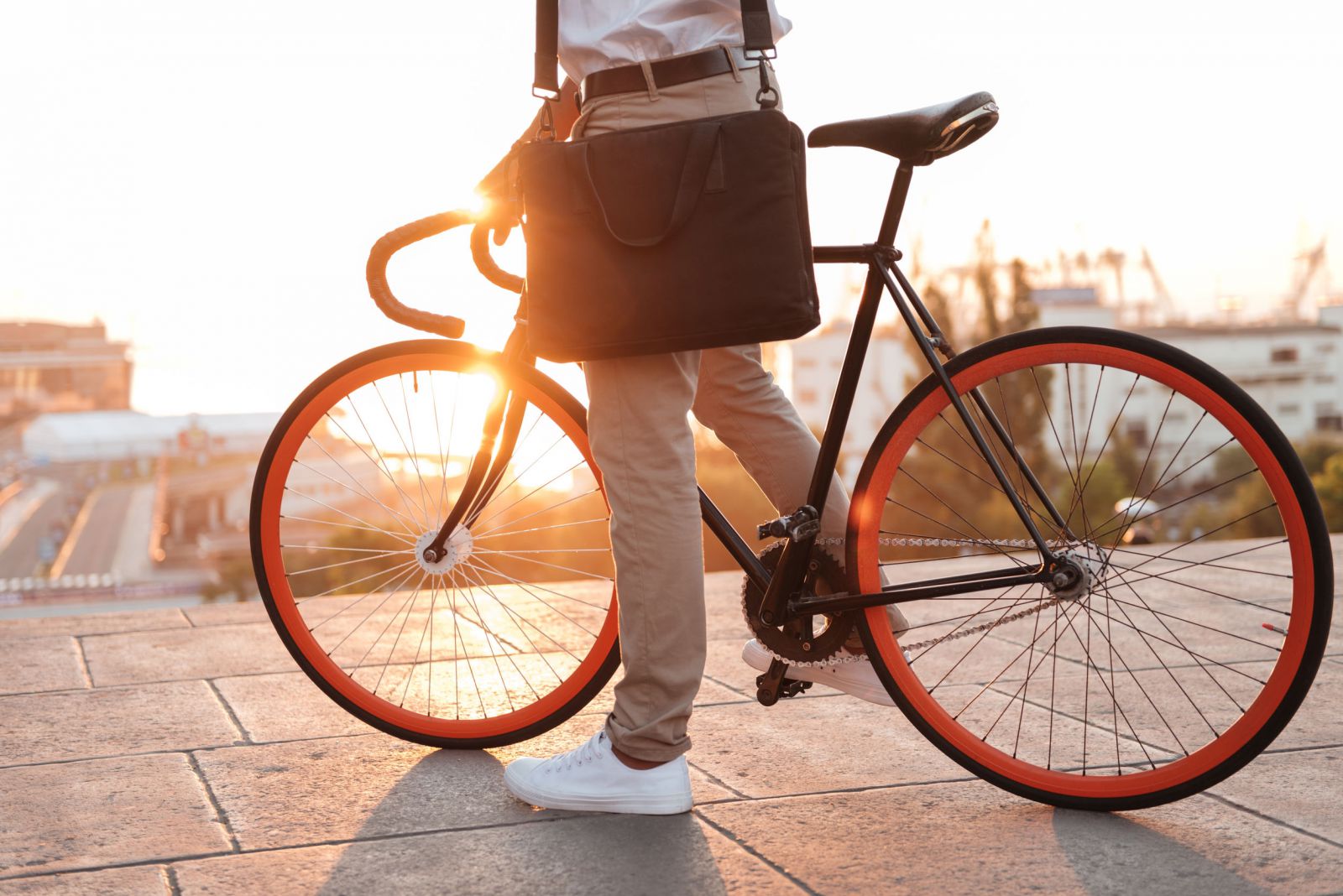 Homem em pé ao lado da bicicleta