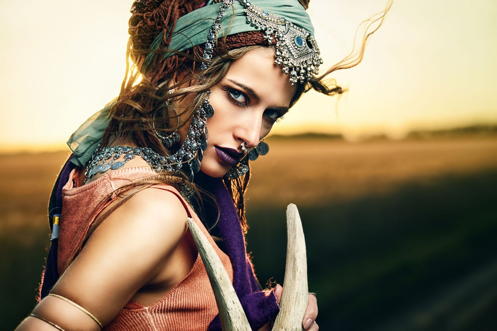 Cigana olhando de lado