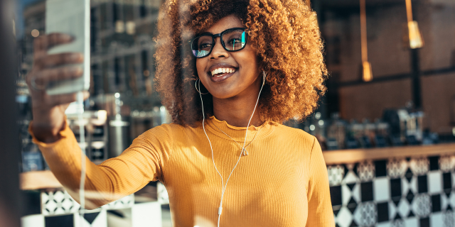 Jornalista dando entrevista pelo celular