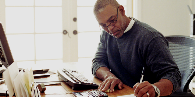 Homem trabalhando em home office