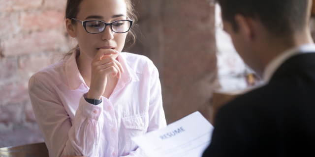 Mulher séria na entrevista de emprego