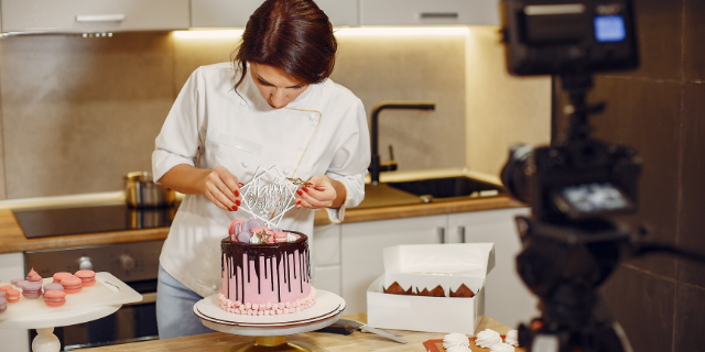 Chef de cozinha preparando bolo