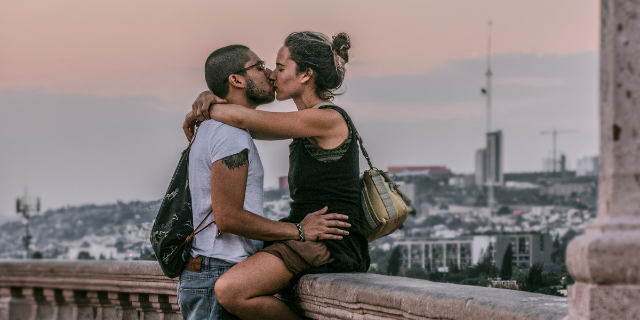Casal se beijando em uma sacada