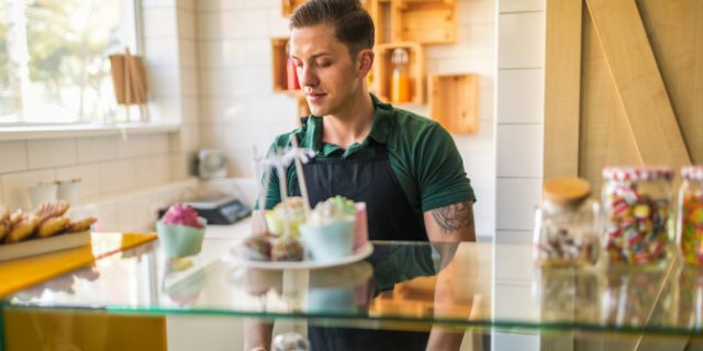 Vendedor em sua loja de doce