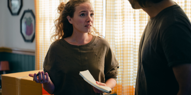 Casal discutindo em casa