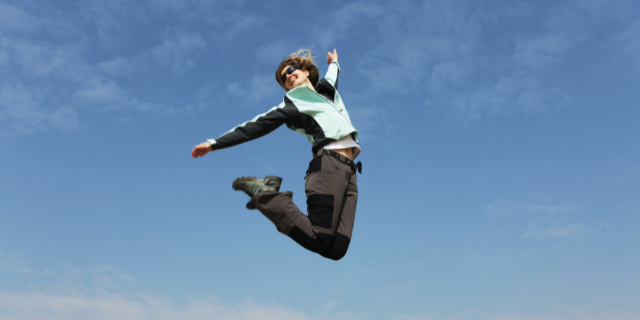 Mulher pulando no ar