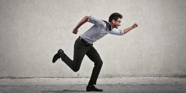 Homem fugindo de seus medos