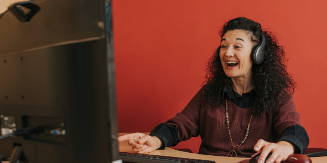 Professora animada durante aula online