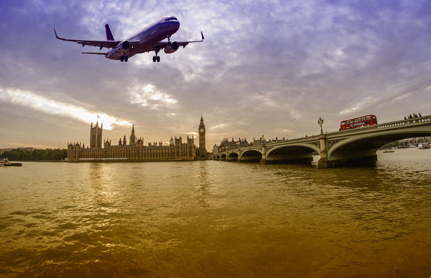 Avião pousando em rio