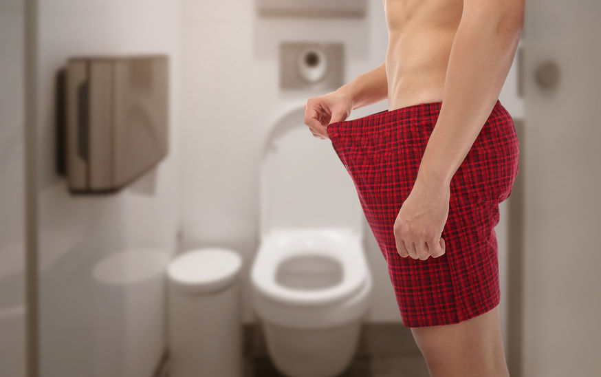 Homem esticando cueca