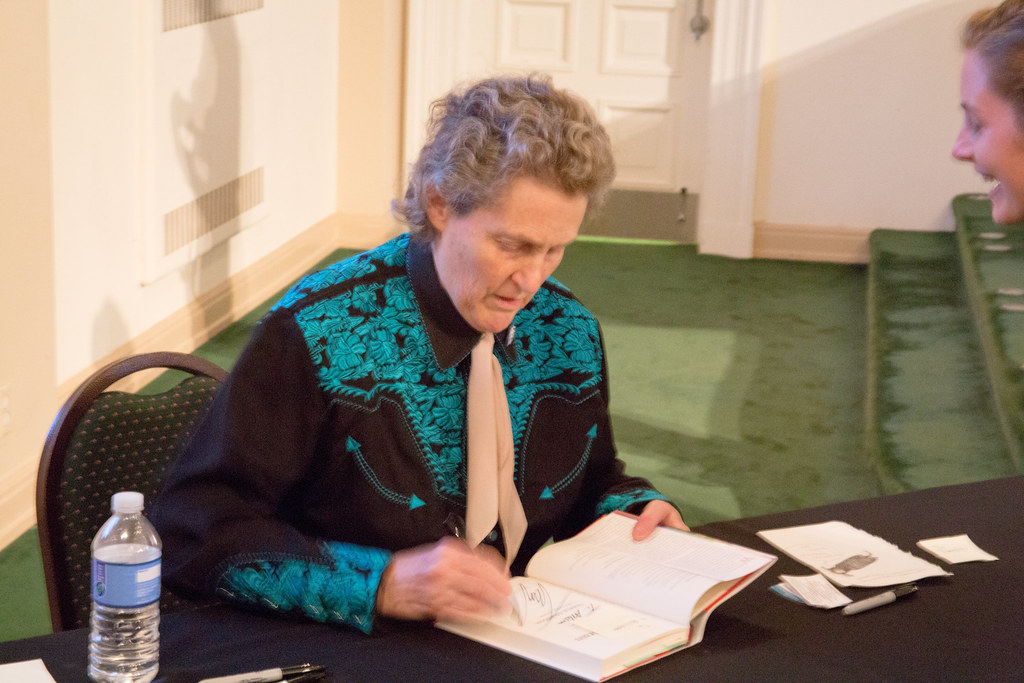 Temple Grandin assinando um livro