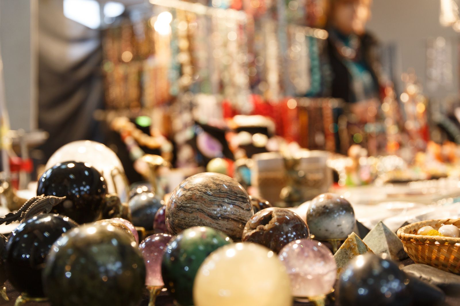 Pedras preciosas, cristais e pedras místicas uma ao lado das outras