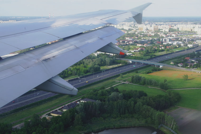 Avião pousando em rodovia