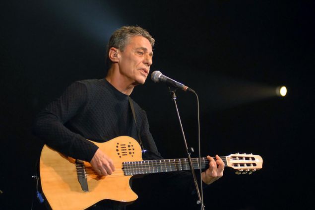 Cantor Chico Buarque em apresentação.