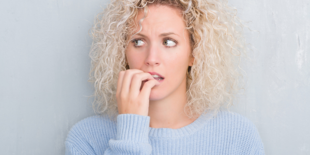 Mulher com o semblante aflito.