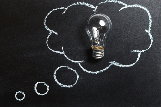 Lâmpada dentro de um desenho de pensamento feito em uma lousa