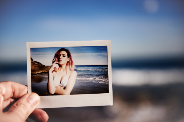 Uma mão segurando uma fotografia 