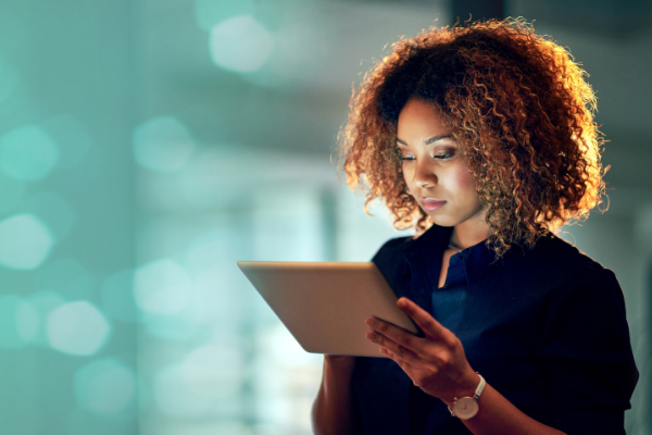 Mulher trabalhando em um tablet