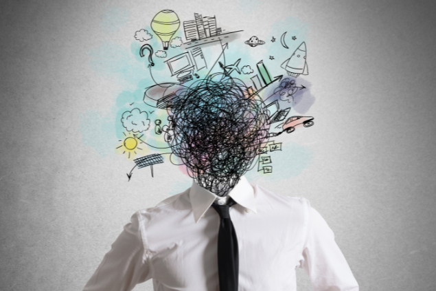 Homem com vários pensamentos e rabiscos no lugar da cabeça