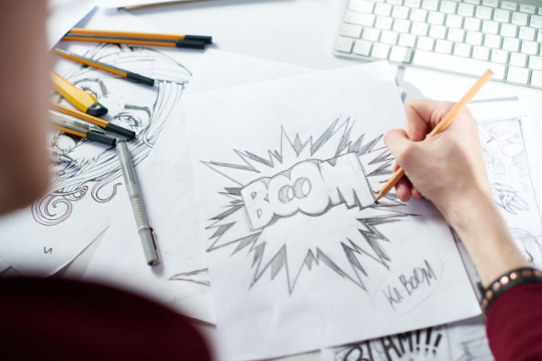 Homem desenhando uma história em quadrinhos