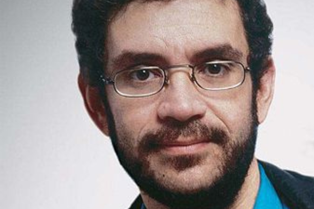 Cantor Renato Russo de óculos e sorrindo