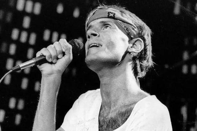 Cazuza cantando no show em que lançou a música o tempo não para