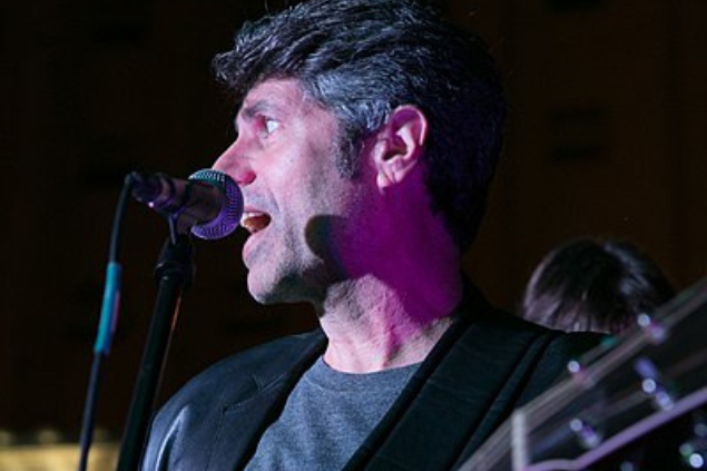 Leoni cantando e tocando guitarra