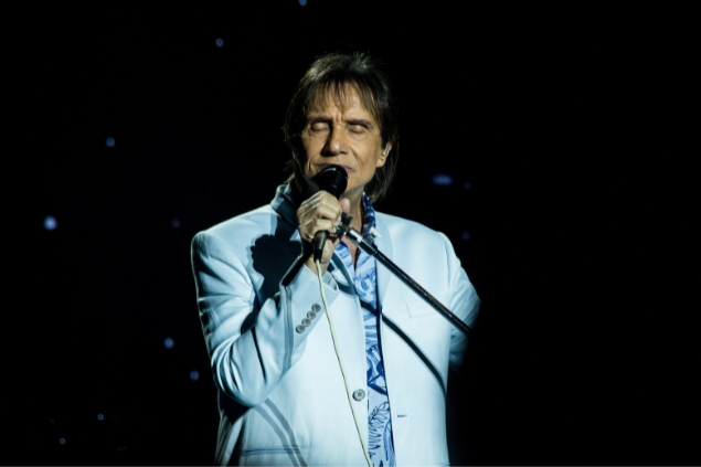 Roberto Carlos cantando em um show no Rio de Janeiro