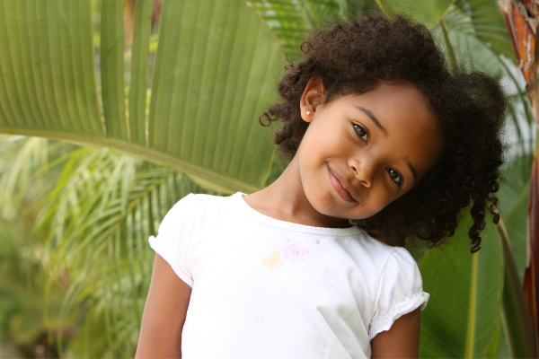 Menina sorrindo em meio a natureza