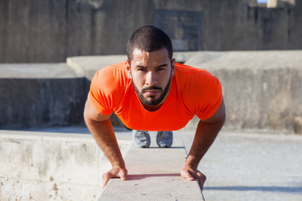 Homem concentrado enquanto faz uma atividade física