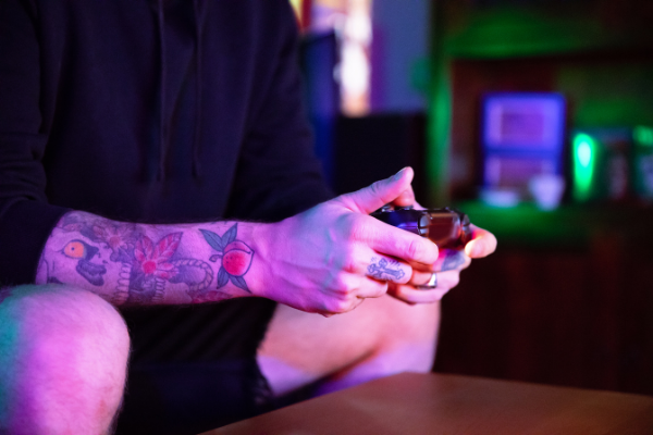 Home jogando videogame