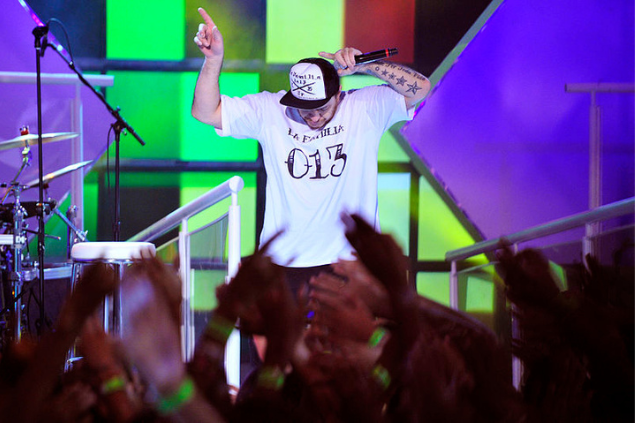 Charlie Brown Junior cantando durante um show