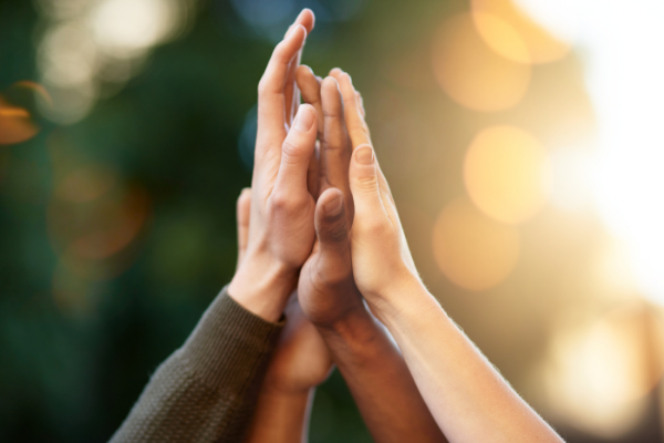 Quatro mãos unidas em sinal de solidariedade