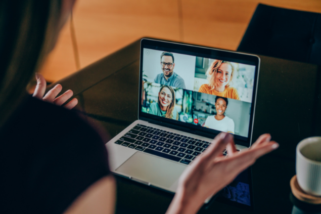 Amigos conversando por chamada de vídeo