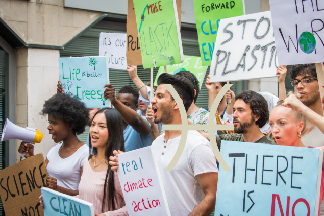 Pessoas segurando cartazes e protestando contra mudanças climáticas