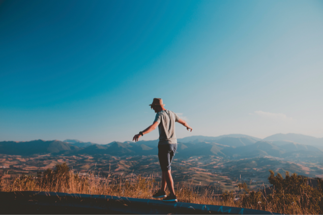Homem andando e se equilibrando