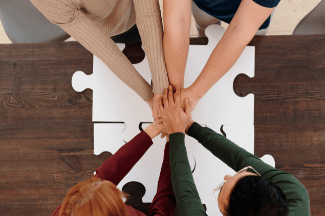Conceito de autointegração. Pessoas juntas montando quebra-cabeça.