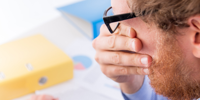 Homem chora sob óculos. 