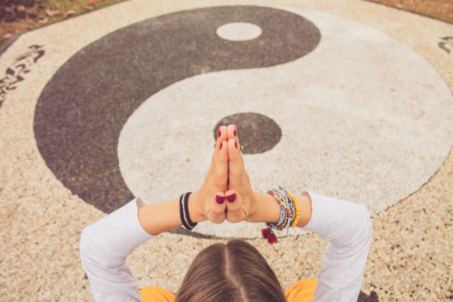 Mulher fazendo o símbolo 