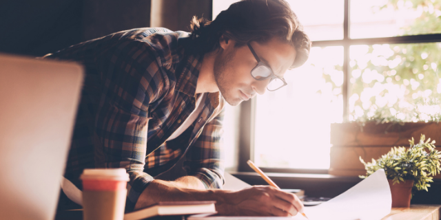 Homem focado trabalhando