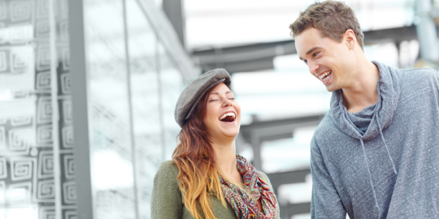 Dois amigos sorrindo