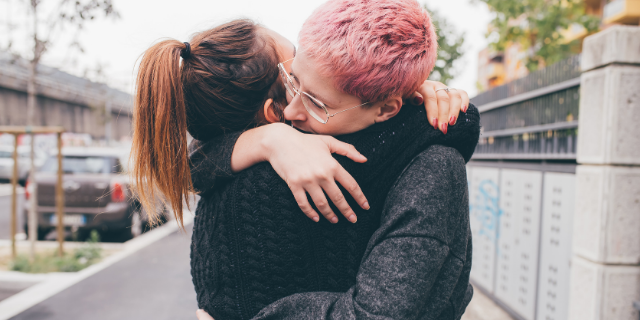 Duas pessoas se abraçando