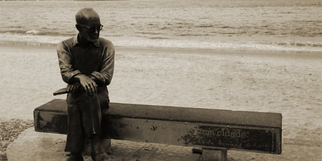 Estátua do Drummond no Rio de Janeiro