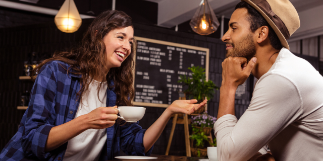 Homem e mulher conversando